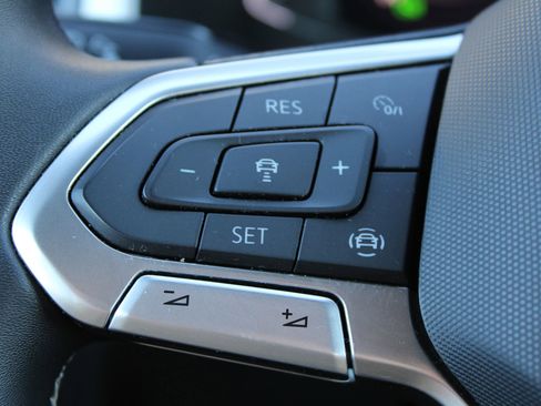 Used 2022 Volkswagen Atlas Cross Sport SE image 13