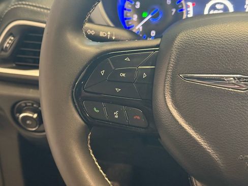 Used 2025 Chrysler Pacifica Limited image 24