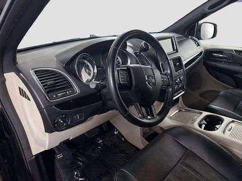 Used 2019 Dodge Grand Caravan SXT FWD image 12