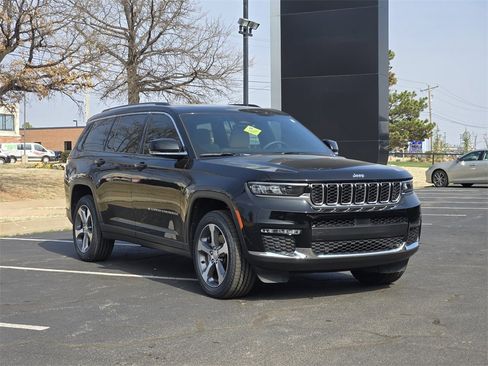 Used 2023 Jeep Grand Cherokee L Limited w/ Luxury Tech Group II image 3
