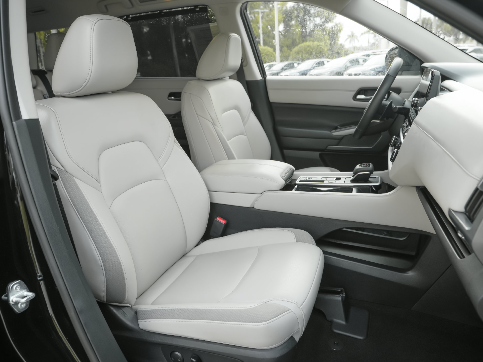 Used 2025 Nissan Pathfinder SL FWD image 11