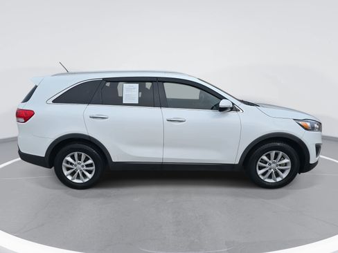 Used 2016 Kia Sorento LX image 4