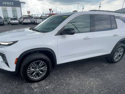 Used 2025 Chevrolet Traverse LT FWD image 6