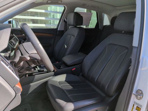 Used 2023 Audi Q5 2.0T Premium w/ Convenience Package image 17