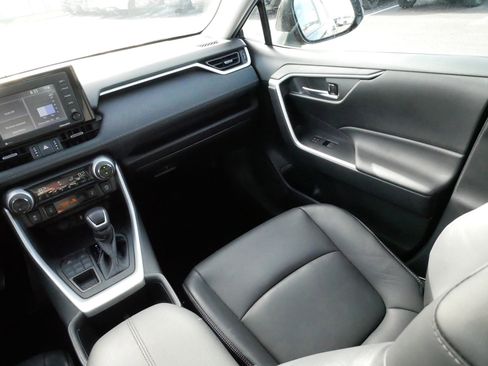 Certified 2022 Toyota RAV4 XLE Premium AWD/4WD image 11