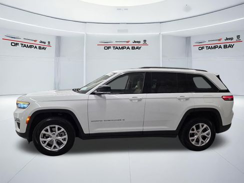 Certified 2022 Jeep Grand Cherokee Limited AWD/4WD image 3