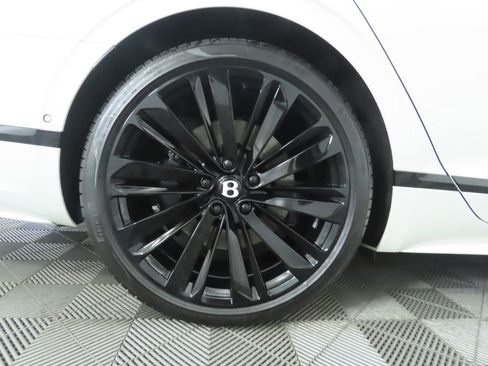 Used 2025 Bentley Flying Spur Plug-In Hybrid image 33