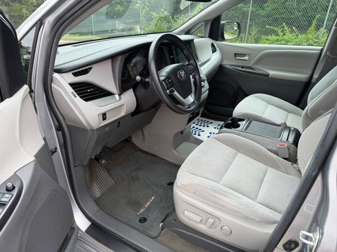 Used 2017 Toyota Sienna LE FWD image 27