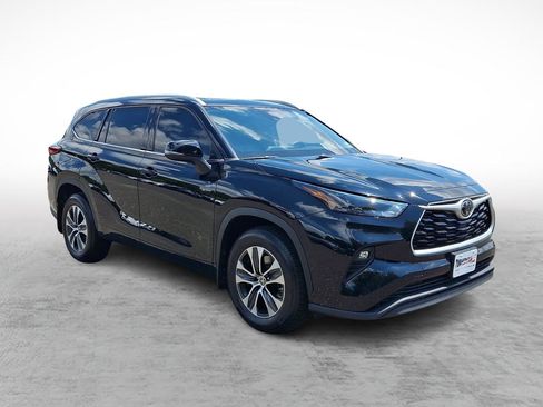 Used 2022 Toyota Highlander XLE AWD/4WD image 7
