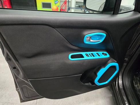 Used 2018 Jeep Renegade Latitude FWD image 12