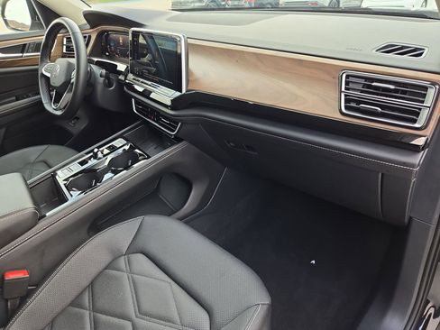 Used 2025 Volkswagen Atlas SE image 32