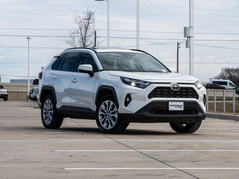 Used 2022 Toyota RAV4 XLE Premium image 2