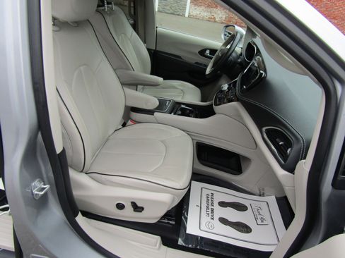 Used 2021 Chrysler Pacifica Limited w/ Uconnect Theater Family Group image 18