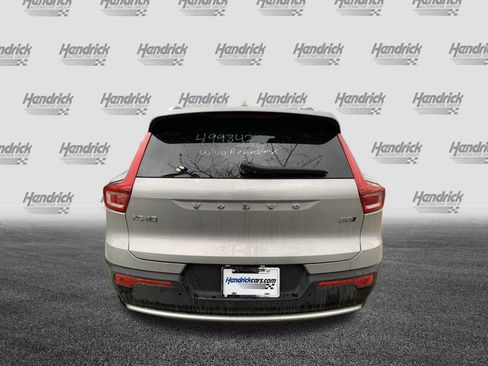 Used 2025 Volvo XC40 B5 Core image 9