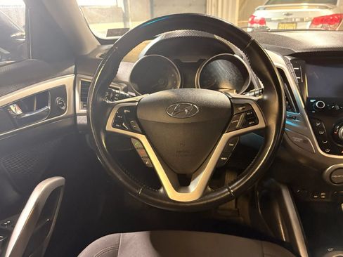 Used 2017 Hyundai Veloster FWD image 25