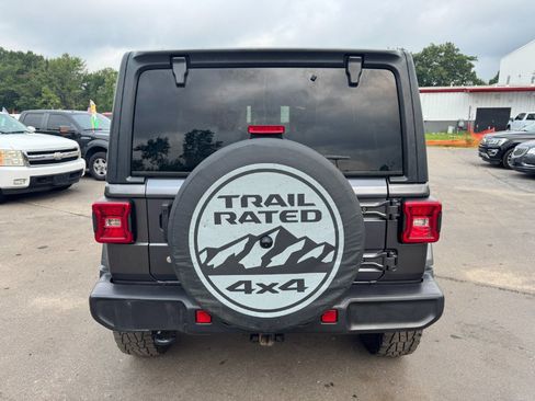 Used 2018 Jeep Wrangler Unlimited Sahara w/ Uconnect 4C Nav & Sound Group AWD/4WD image 4