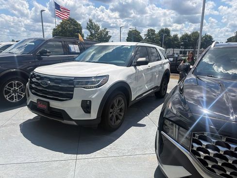 Used 2025 Ford Explorer Active w/ Active Comfort Package AWD/4WD image 1