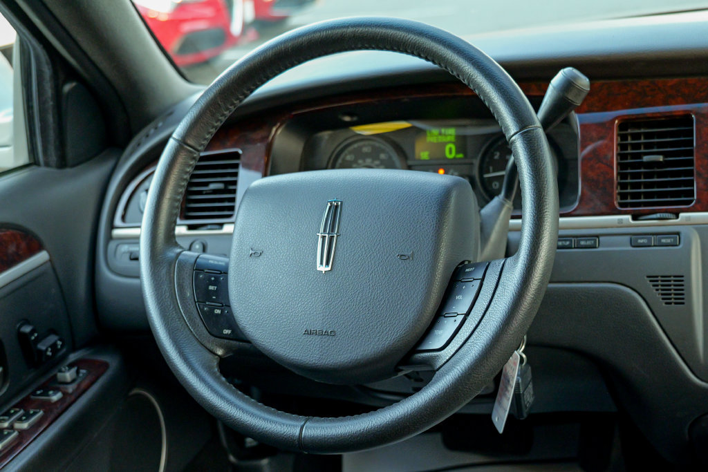 Used 2008 Lincoln Town Car Executive RWD image 48