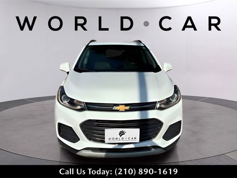 Used 2022 Chevrolet Trax LT w/ LT Convenience Package image 3