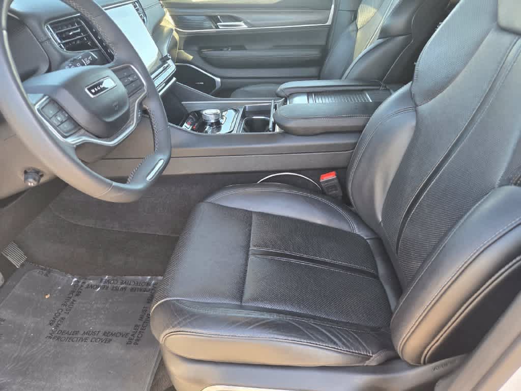 Used 2024 Jeep Wagoneer L Series II w/ Flexible Seating Group AWD/4WD image 17