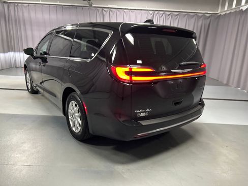 Used 2025 Chrysler Pacifica Select image 5