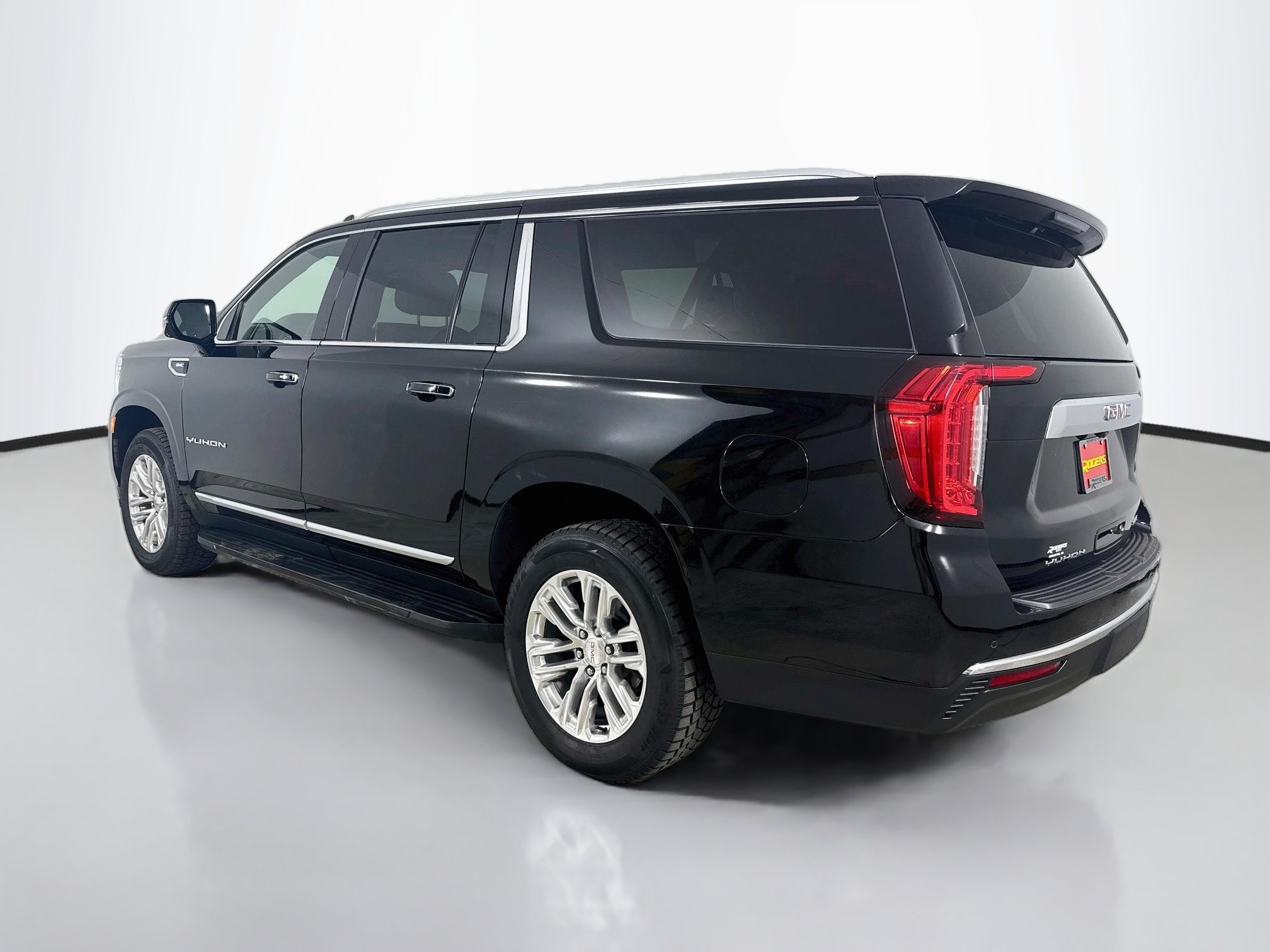 Used 2023 GMC Yukon XL SLT w/ SLT Premium Package AWD/4WD image 6