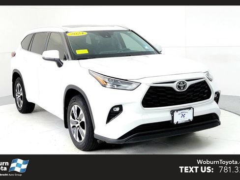 Used 2024 Toyota Highlander XLE AWD/4WD image 1