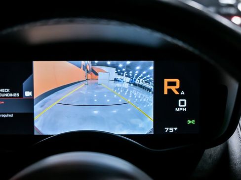 Used 2018 McLaren 570S Spider image 32