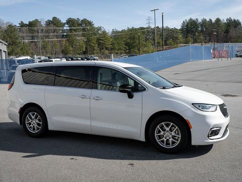 Used 2024 Chrysler Pacifica Touring-L FWD image 12