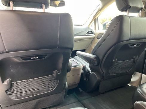 Used 2024 Chrysler Pacifica Touring-L image 39