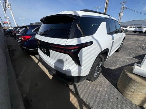 Used 2025 Chevrolet Traverse LT image 4