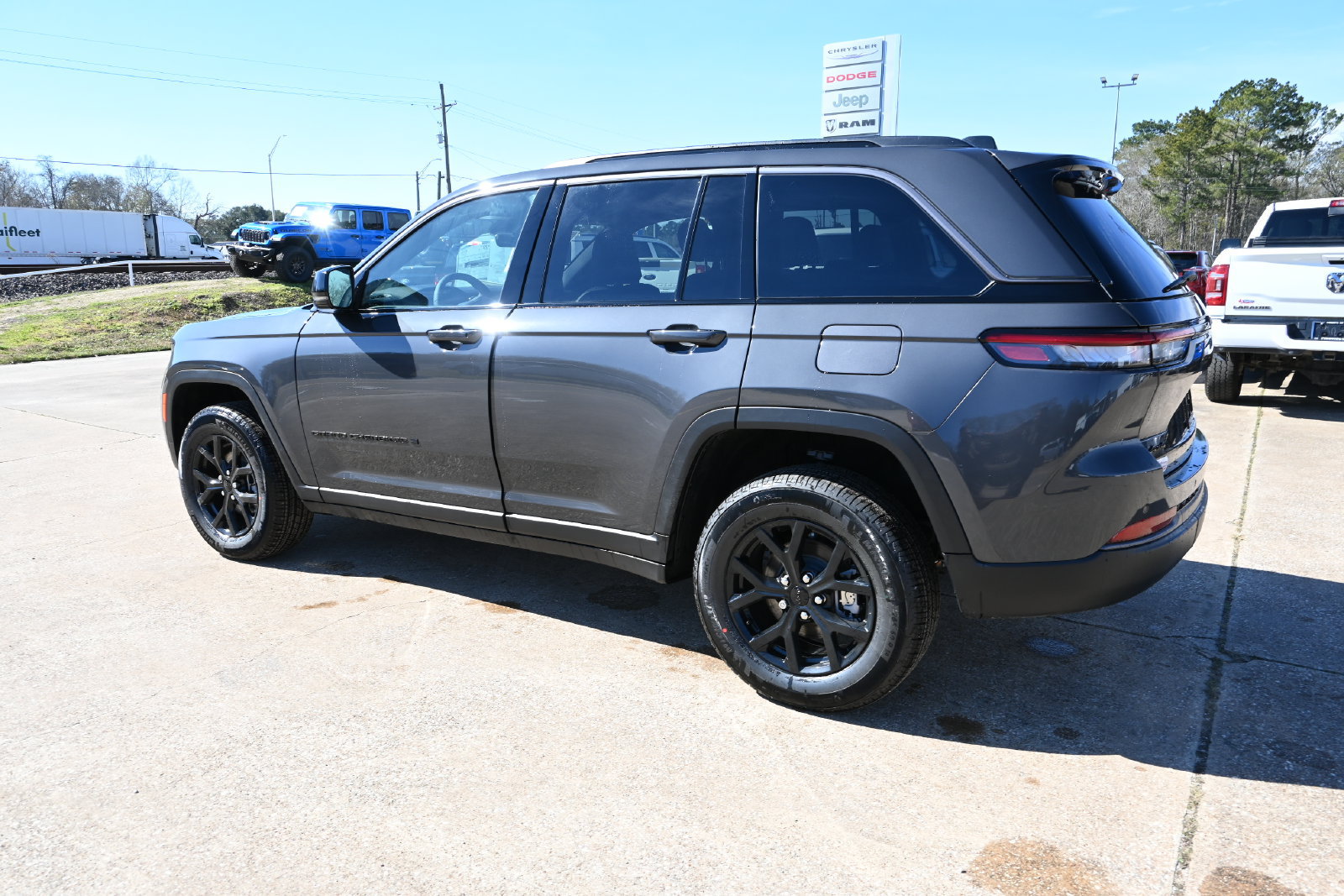 New 2026 Jeep Grand Cherokee Altitude AWD/4WD image 2