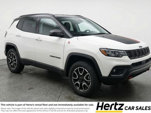 Used 2025 Jeep Compass Trailhawk image 1