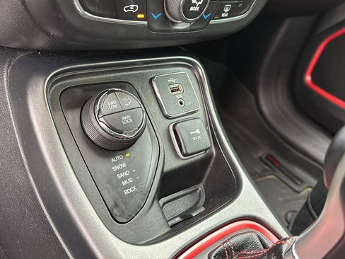 Used 2019 Jeep Compass Trailhawk image 25