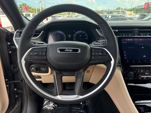 Used 2025 Jeep Grand Cherokee Limited w/ Luxury Tech Group II AWD/4WD image 16