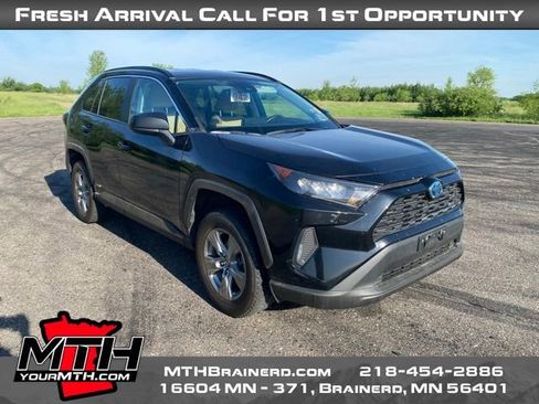 Used 2022 Toyota RAV4 LE AWD/4WD image 2
