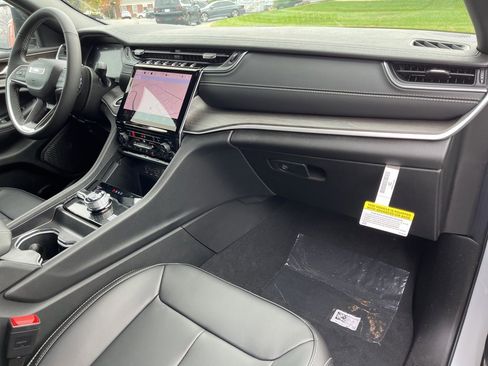 New 2025 Jeep Grand Cherokee L Limited w/ Black Appearance Package image 38