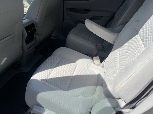 Used 2017 GMC Acadia SLE AWD/4WD image 16