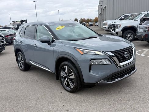 Used 2023 Nissan Rogue SL image 2