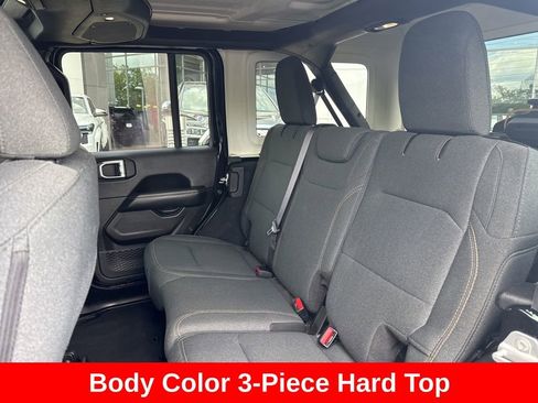Used 2025 Jeep Wrangler Unlimited Sahara AWD/4WD image 15