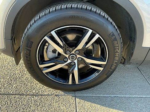 Certified 2025 Volvo XC40 B5 Core image 13