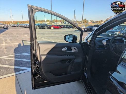 New 2026 Chrysler Pacifica Limited w/ S Appearance Package AWD/4WD image 9