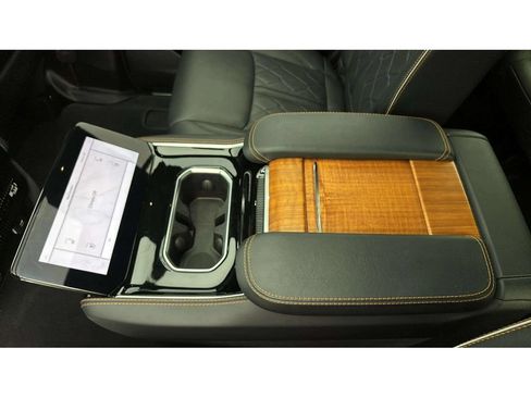 Used 2025 Jeep Grand Wagoneer L Series III w/ Rear Seat Video Group 1 AWD/4WD image 26