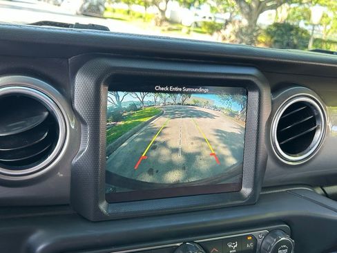 Used 2018 Jeep Wrangler Unlimited Sahara AWD/4WD image 21