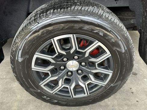 Used 2024 Chevrolet Colorado LT w/ LT Convenience Package III RWD image 11