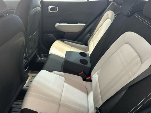 Used 2025 Hyundai Venue SEL image 5