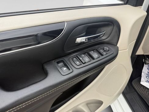 Used 2019 Dodge Grand Caravan SXT FWD image 18