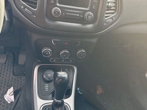 Used 2018 Jeep Compass Latitude w/ Cold Weather Group image 16