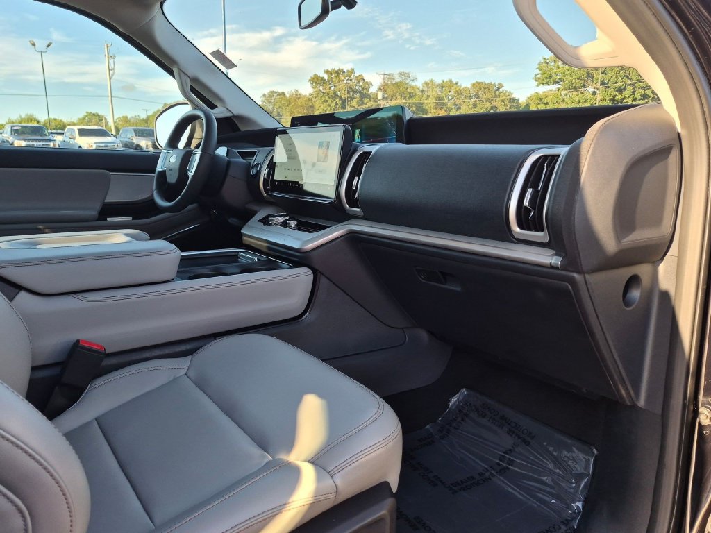 Used 2025 Ford Expedition Active AWD/4WD image 29