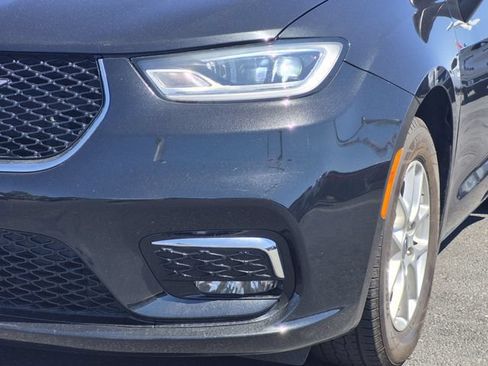 Used 2023 Chrysler Pacifica Touring-L FWD image 5